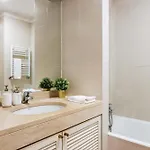 Spacious 1br With Parking In Quiet Area *