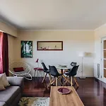 Spacious 1br With Parking In Quiet Area Apartmán