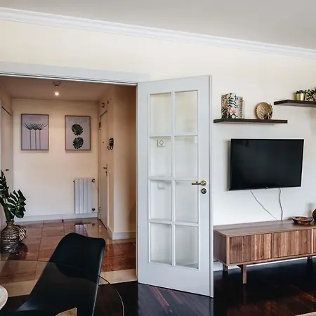 Spacious 1br With Parking In Quiet Area Apartament Vila Nova de Gaia