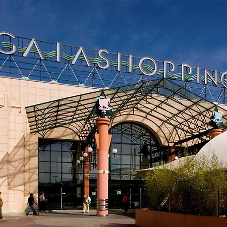 Spacious 1br With Parking In Quiet Area *