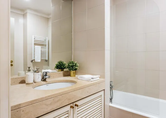 Spacious 1br With Parking In Quiet Area *