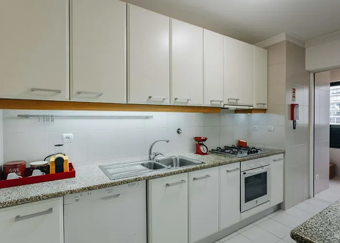 Spacious 1br With Parking In Quiet Area Vila Nova de Gaia