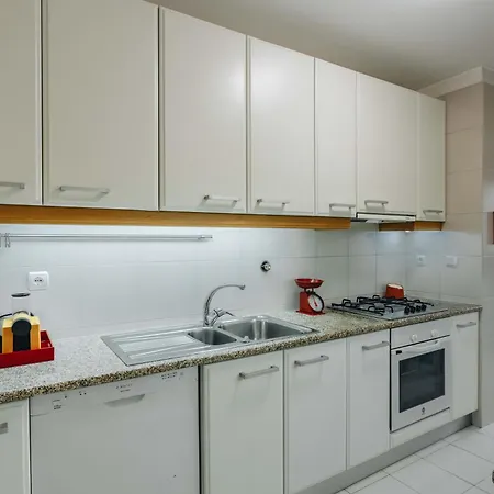 Spacious 1br With Parking In Quiet Area
