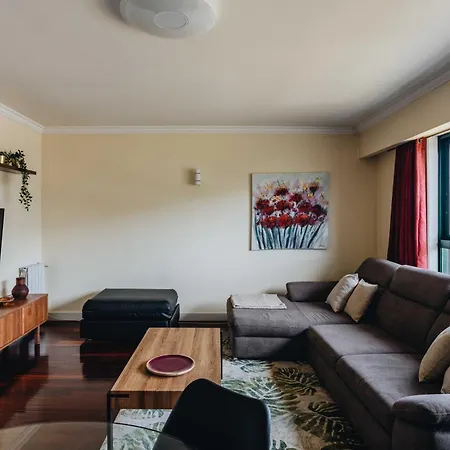 Apartment Spacious 1br With Parking In Quiet Area *