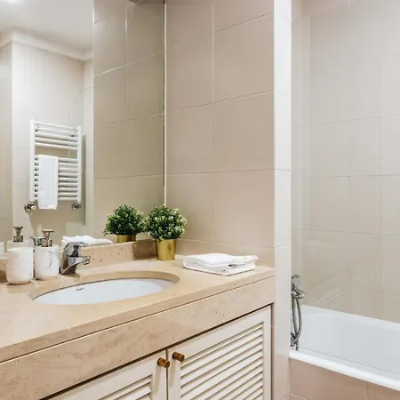 Spacious 1br With Parking In Quiet Area *