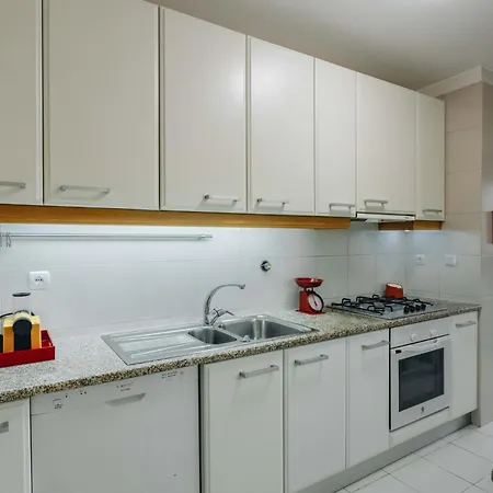 Spacious 1br With Parking In Quiet Area Vila Nova de Gaia