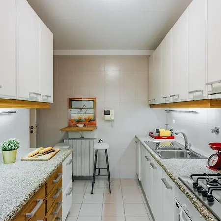 Apartment Spacious 1br With Parking In Quiet Area