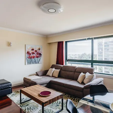 Spacious 1br With Parking In Quiet Area * 빌라노바데가이아