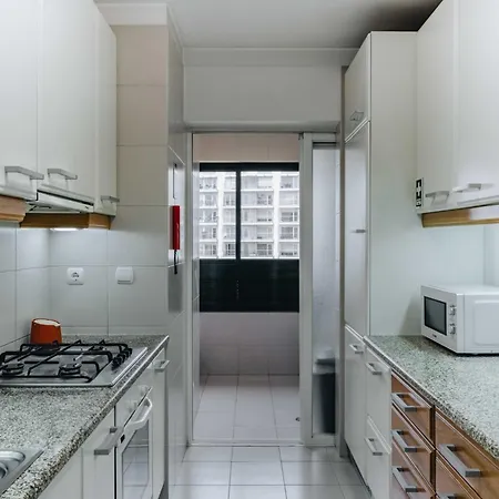 Spacious 1br With Parking In Quiet Area