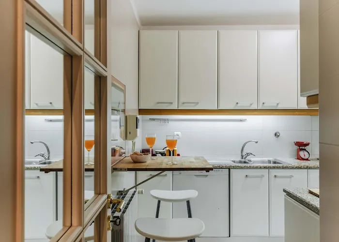 Spacious 1br With Parking In Quiet Area *