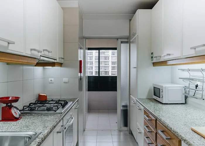 Spacious 1br With Parking In Quiet Area