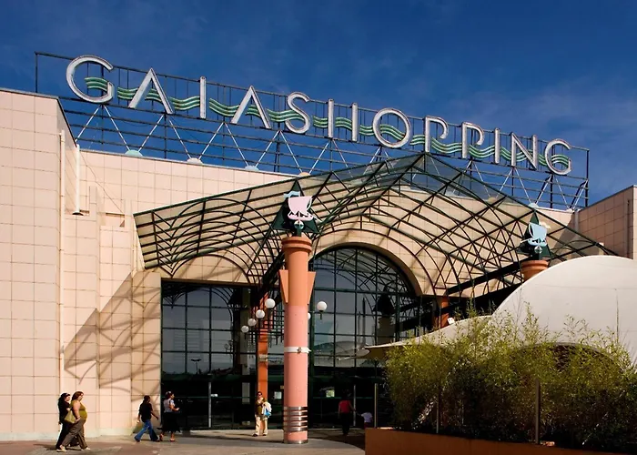 Spacious 1br With Parking In Quiet Area *